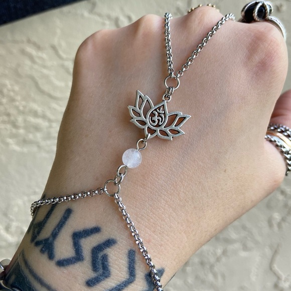 Hand piece lotus flower om sign quartz bracelet - Picture 3 of 15